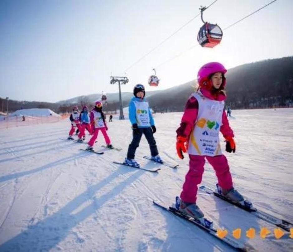 中国吉林松花湖万科梅沙户外滑雪冬令营